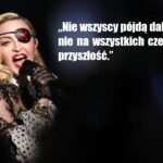 Diaboliczne zaprezentowanie pandemii przez Madonnę: wokalistka śpiewa i tańczy pośrodku martwych ludzi.